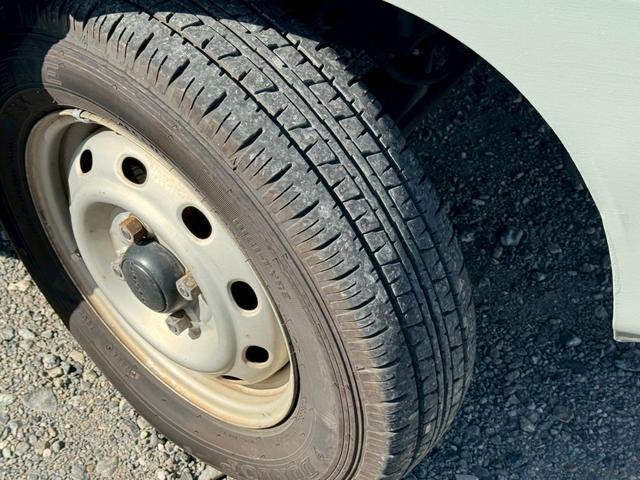 サンバーバン ＶＣ　４ＷＤ　修復歴無し　２０２３年製造タイヤ　集中ドアロック　４人乗り　軽貨物　積載量３５０ｋｇ　エアコン　パワステ　シガーソケット　フルフラットシート　４ナンバー　軽バン　黒ナンバー　事業用登録可能（33枚目）