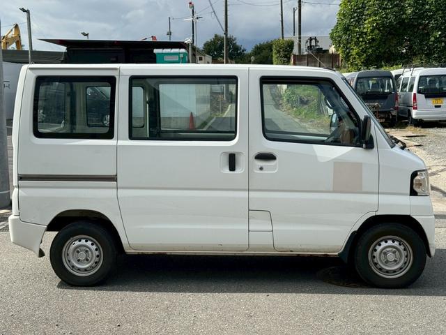 ミニキャブバン ＣＤ　タイベル交換済　切替４ＷＤ　積載量３５０ｋｇ　集中ドアロック　修復歴無し　４人乗り　軽貨物　軽バン　フルフラットシート　４ナンバー　エアコン　パワステ　ＡＭ・ＦＭラジオ　ＡＢＳ　Ｗエアバッグ（4枚目）
