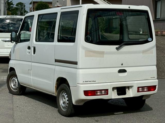 ミニキャブバン ＣＤ　タイベル交換済　切替４ＷＤ　積載量３５０ｋｇ　集中ドアロック　修復歴無し　４人乗り　軽貨物　軽バン　フルフラットシート　４ナンバー　エアコン　パワステ　ＡＭ・ＦＭラジオ　ＡＢＳ　Ｗエアバッグ（6枚目）