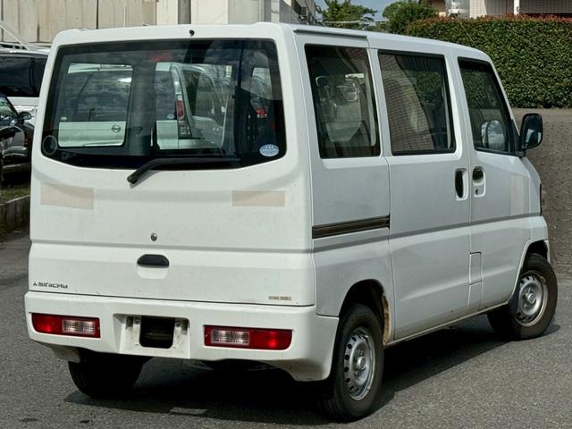 ミニキャブバン ＣＤ　タイベル交換済　切替４ＷＤ　積載量３５０ｋｇ　集中ドアロック　修復歴無し　４人乗り　軽貨物　軽バン　フルフラットシート　４ナンバー　エアコン　パワステ　ＡＭ・ＦＭラジオ　ＡＢＳ　Ｗエアバッグ（8枚目）