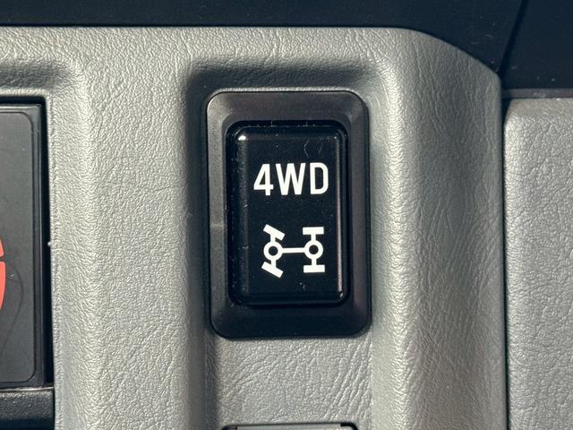 ミニキャブバン ＣＤ　タイベル交換済　切替４ＷＤ　積載量３５０ｋｇ　集中ドアロック　修復歴無し　４人乗り　軽貨物　軽バン　フルフラットシート　４ナンバー　エアコン　パワステ　ＡＭ・ＦＭラジオ　ＡＢＳ　Ｗエアバッグ（10枚目）