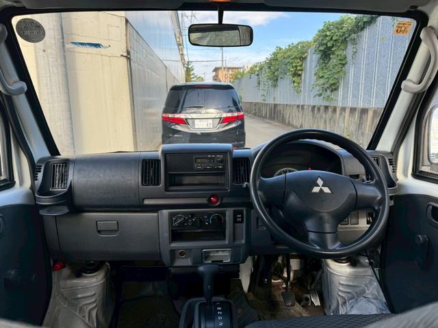 ミニキャブバン ＣＤ　タイベル交換済　切替４ＷＤ　積載量３５０ｋｇ　集中ドアロック　修復歴無し　４人乗り　軽貨物　軽バン　フルフラットシート　４ナンバー　エアコン　パワステ　ＡＭ・ＦＭラジオ　ＡＢＳ　Ｗエアバッグ（12枚目）