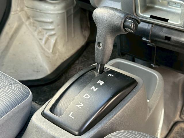 ミニキャブバン ＣＤ　タイベル交換済　切替４ＷＤ　積載量３５０ｋｇ　集中ドアロック　修復歴無し　４人乗り　軽貨物　軽バン　フルフラットシート　４ナンバー　エアコン　パワステ　ＡＭ・ＦＭラジオ　ＡＢＳ　Ｗエアバッグ（15枚目）
