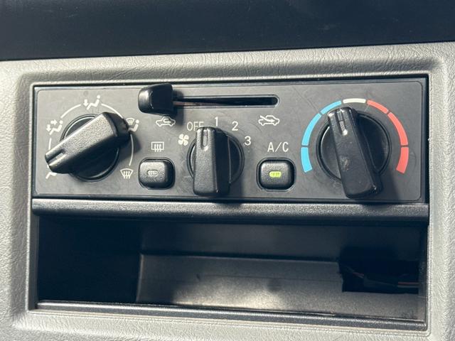 ミニキャブバン ＣＤ　タイベル交換済　切替４ＷＤ　積載量３５０ｋｇ　集中ドアロック　修復歴無し　４人乗り　軽貨物　軽バン　フルフラットシート　４ナンバー　エアコン　パワステ　ＡＭ・ＦＭラジオ　ＡＢＳ　Ｗエアバッグ（17枚目）