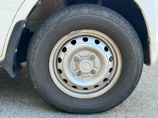 ミニキャブバン ＣＤ　タイベル交換済　切替４ＷＤ　積載量３５０ｋｇ　集中ドアロック　修復歴無し　４人乗り　軽貨物　軽バン　フルフラットシート　４ナンバー　エアコン　パワステ　ＡＭ・ＦＭラジオ　ＡＢＳ　Ｗエアバッグ（25枚目）