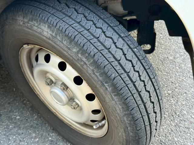 ミニキャブバン ＣＤ　タイベル交換済　切替４ＷＤ　積載量３５０ｋｇ　集中ドアロック　修復歴無し　４人乗り　軽貨物　軽バン　フルフラットシート　４ナンバー　エアコン　パワステ　ＡＭ・ＦＭラジオ　ＡＢＳ　Ｗエアバッグ（26枚目）