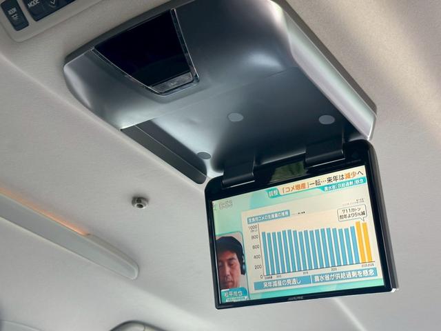 ヴェルファイア ２．４Ｚ　プラチナムセレクション　ナビ　後席モニター　バックカメラ　フルセグＴＶ　ＣＤ　ＤＶＤ再生　記録簿　両側電動スライド　電動リアゲート　ＥＴＣ　スマートキー　タイミングチェーン　７人乗り　純正アルミホイール　ＨＩＤ　電格ミラー（12枚目）