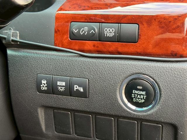 ヴェルファイア ２．４Ｚ　プラチナムセレクション　ナビ　後席モニター　バックカメラ　フルセグＴＶ　ＣＤ　ＤＶＤ再生　記録簿　両側電動スライド　電動リアゲート　ＥＴＣ　スマートキー　タイミングチェーン　７人乗り　純正アルミホイール　ＨＩＤ　電格ミラー（29枚目）