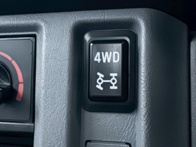 ミニキャブバン ＣＤ　切替４ＷＤ　積載量３５０ｋｇ　集中ドアロック　４人乗り　軽貨物　軽バン　フルフラットシート　４ナンバー　エアコン　パワステ　ＡＭ・ＦＭラジオ　ＡＢＳ　Ｗエアバッグ（3枚目）