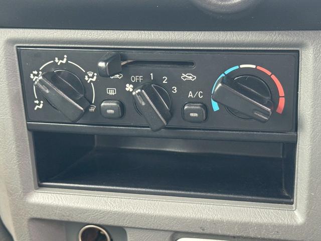 ミニキャブバン ＣＤ　切替４ＷＤ　法人１オーナー　記録簿　積載量３５０ｋｇ　集中ドアロック　４人乗り　軽貨物　軽バン　フルフラットシート　４ナンバー　エアコン　パワステ　ＡＭ・ＦＭラジオ　ＡＢＳ　Ｗエアバッグ（17枚目）