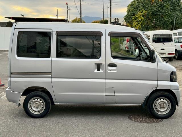 クリッパーバン ＧＬ　タイベル交換済　ＥＴＣ　パワーウィンドウ　エアコン　パワステ　集中ドアロック　積載量３５０ｋｇ　２０２３年製造・前タイヤ　軽貨物　４ナンバー　４人乗り　フルフラットシート　ハイルーフ　ＷＳＲＳ（4枚目）