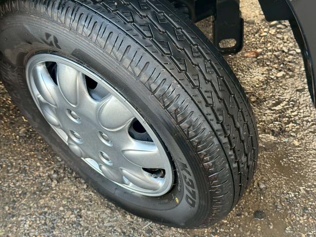 ＮＶ１００クリッパーバン ＧＸ　２０２４年製造タイヤ　キーレス　パワーウィンドウ　エアコン　パワステ　リビルト品オルタネーター　積載量３５０ｋｇ　修復歴無し　軽貨物　軽バン　４ナンバー　４人乗り　フルフラットシート　ハイルーフ（9枚目）