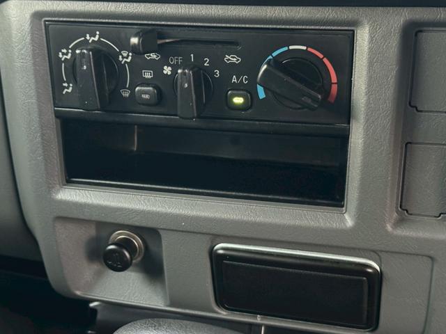 ＮＶ１００クリッパーバン ＧＸ　２０２４年製造タイヤ　キーレス　パワーウィンドウ　エアコン　パワステ　リビルト品オルタネーター　積載量３５０ｋｇ　修復歴無し　軽貨物　軽バン　４ナンバー　４人乗り　フルフラットシート　ハイルーフ（18枚目）