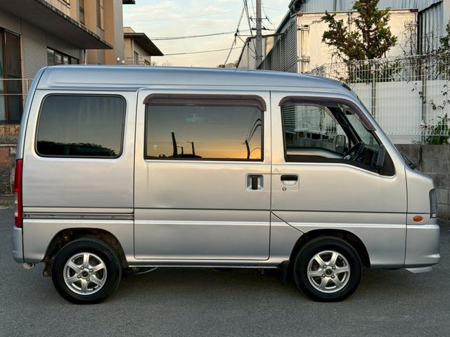 サンバーバン ディアス　切替４ＷＤ　５速マニュアル　記録簿１０枚　ドラレコ　ＥＴＣ　キーレス　２０２４年製造タイヤ　パワーウィンドウ　エアコン　パワステ　修復歴無し　積載量３５０ｋｇ　軽貨物　４人乗り　社外１２インチＡＷ（4枚目）