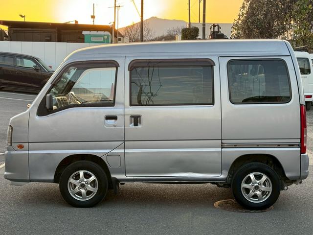 サンバーバン ディアス　切替４ＷＤ　５速マニュアル　記録簿１０枚　ドラレコ　ＥＴＣ　キーレス　２０２４年製造タイヤ　パワーウィンドウ　エアコン　パワステ　修復歴無し　積載量３５０ｋｇ　軽貨物　４人乗り　社外１２インチＡＷ（5枚目）