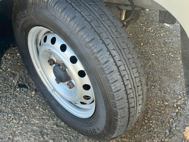 ハイゼットカーゴ ＤＸ　キーレス　パワーウィンドウ　頭上コンソール　４速オートマ　積載量３５０ｋｇ　２０２３年製造タイヤ　修復歴無し　エアコン　パワステ　軽貨物　軽バン　フルフラット　４人乗り　４ナンバー　タイミングチェーン（33枚目）