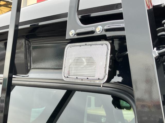 スーパーキャリイ Ｘリミテッド　切り替え式４ＷＤ　届出済未使用車　ＡＴ　専用ＬＥＤヘッドライト　　専用フロントガーニッシュ　専用デカール　パワーウインドウ　オートライト　専用フォグランプベゼル　専用ブラック塗装スチールホイール（22枚目）