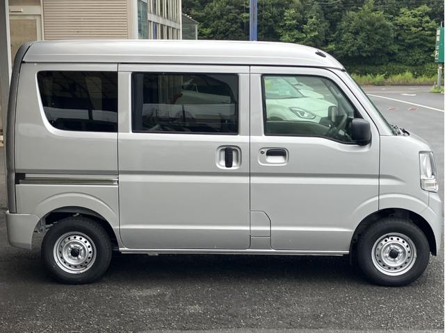 エブリイ ＰＡリミテッド　届出済未使用車　盗難防止　バックソナー　衝撃安全ボディー　フロントパワーウインドウ　キーレスキー　助手席エアバック　エアバック　Ａストップ　パワステ　ＡＣ　横滑り防止　ＡＢＳ　レーダーブレーキ装着車（12枚目）