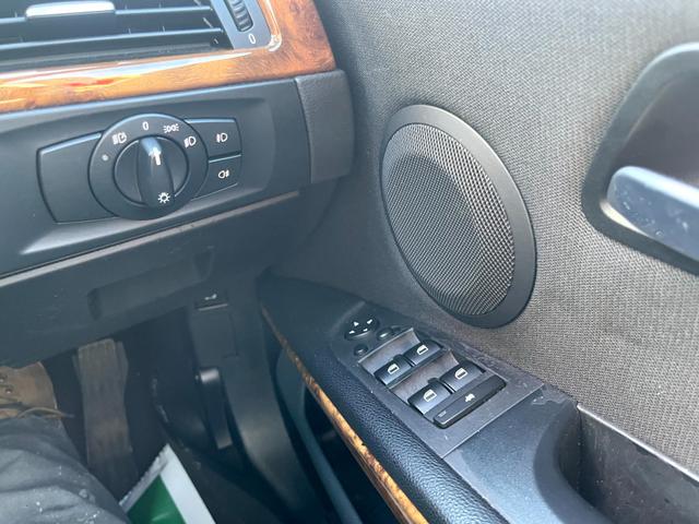 ３シリーズ ３２３ｉ　ハイラインパッケージ　サンルーフ　パワーシート　スマートキー　プッシュスタート　純正１６インチアルミＥＴＣ　ナビバックカメラ付き　ＨＩＤ（26枚目）