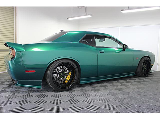 ダッジ・チャレンジャー ＳＲＴ８　３９２　全塗装済　ＣＥＩＫＡブレーキシステム　ＳＡＶＩＮＩ　ＦＯＲＧＥＤ２０インチアルミ　車高調２人乗り仕様　ｅｄｉｒｂバケットシート　アルパイン９インチナビ　バックカメラ　ＥＴＣ　デジタルインナーミラー（8枚目）