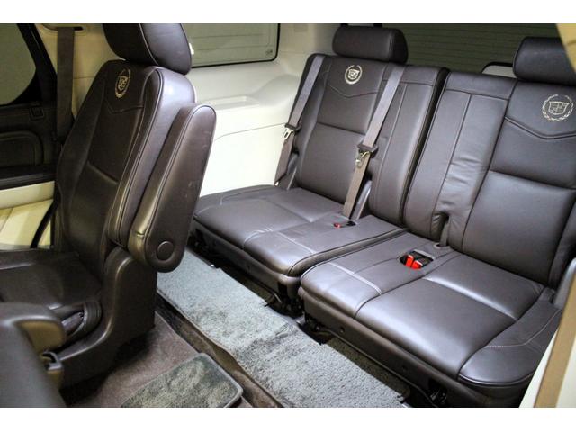 キャデラックエスカレード プラチナム　新車並行　２６インチＡＷ　フリップダウンモニター　ヘッドレストモニター　冷温機能付きカップホルダー　社外ヘッドライト　電動ステップ（20枚目）