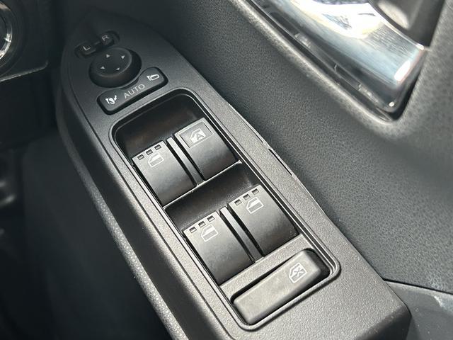 運転席ドアのウインドウ操作スイッチです。すべてのウインドウの開閉操作が可能です。また、ドアミラーはオート開閉なので、ドアロックで自動で閉じ、エンジンスタートで自動で開きます。