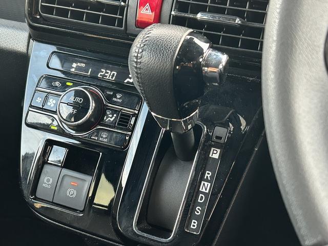 操作し易いインパネシフト、滑らかな加速のCVTで燃費も良いですよ。