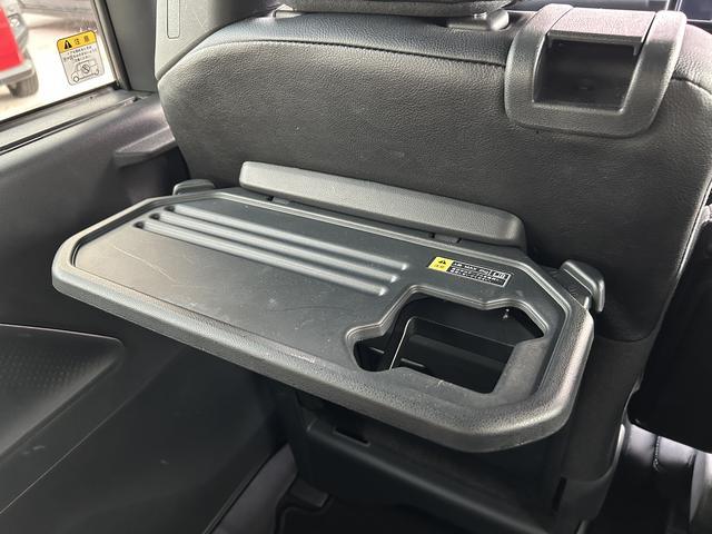折りたたみ式シートバックテーブル付きで、長時間のドライブや休憩時に後席で飲食も出来て大変便利ですよ。