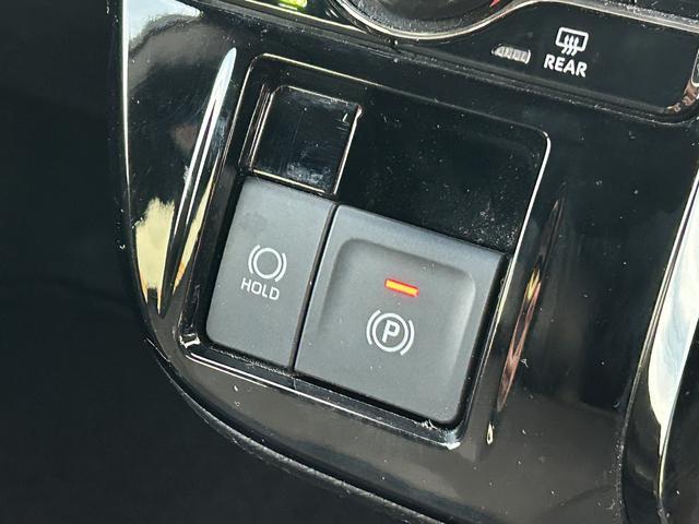 便利で快適な電動パーキングブレーキを装備!停車したときにブレーキペダルから足を離しても停車を維持する、ホールド機能が付いています。渋滞時など、ずっとブレーキペダルを踏んでいなくても良いので運転が楽に♪