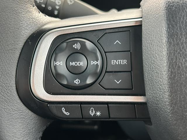 ナビゲーションの装着でステアリングホイール左側のスイッチが操作ができます。オーディオの操作、切替が可能になり、運転しながらでも扱えるので、とても便利です♪