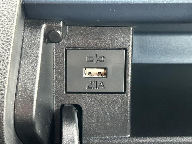 USB電源ソケットです。スマホなどの充電ができるのでロングドライブでも便利です♪