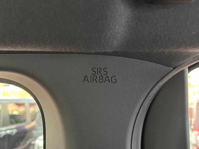 カーテンエアバッグ装備