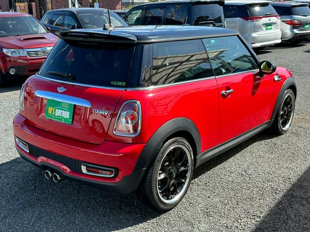 クーパーS ターボ車 純正オーディオ ハーマンカードンスピーカーシステム ETC 純正キーレスプッシュスタート パドルシフト 純正17インチAW HIDヘッドライト タイミングチェーン 禁煙車 記録簿付車両(8枚目)