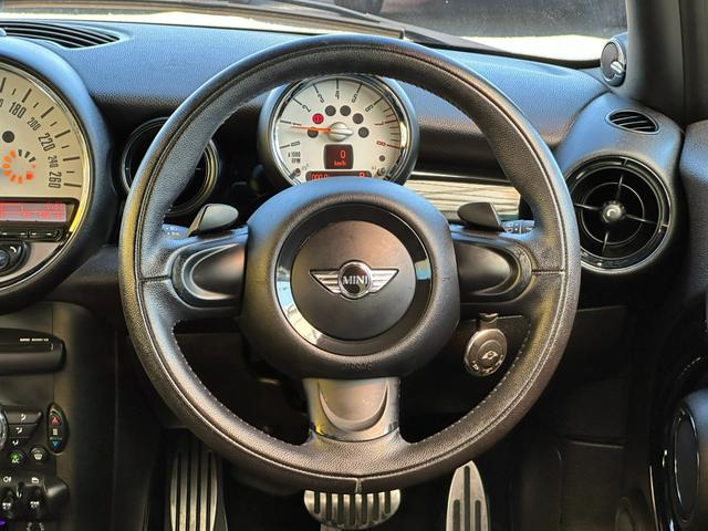 クーパーS ターボ車 純正オーディオ ハーマンカードンスピーカーシステム ETC 純正キーレスプッシュスタート パドルシフト 純正17インチAW HIDヘッドライト タイミングチェーン 禁煙車 記録簿付車両(29枚目)