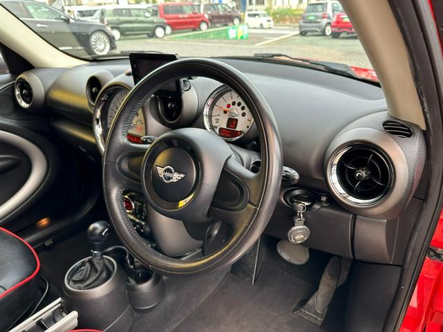 ＭＩＮＩ クーパー　クロスオーバー　ディーラー記録簿付車両　ワンオーナー車　禁煙車　社外黒革調シートカバー　ソニーポータブルナビＴＶ　ＥＴＣ　純正キーレスプッシュスタート　純正１６インチＡＷ　純正ＨＩＤヘッドライト　タイミングチェーン（11枚目）