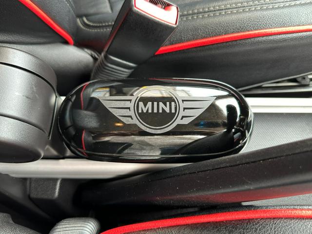 ＭＩＮＩ クーパー　クロスオーバー　ディーラー記録簿付車両　ワンオーナー車　禁煙車　社外黒革調シートカバー　ソニーポータブルナビＴＶ　ＥＴＣ　純正キーレスプッシュスタート　純正１６インチＡＷ　純正ＨＩＤヘッドライト　タイミングチェーン（19枚目）