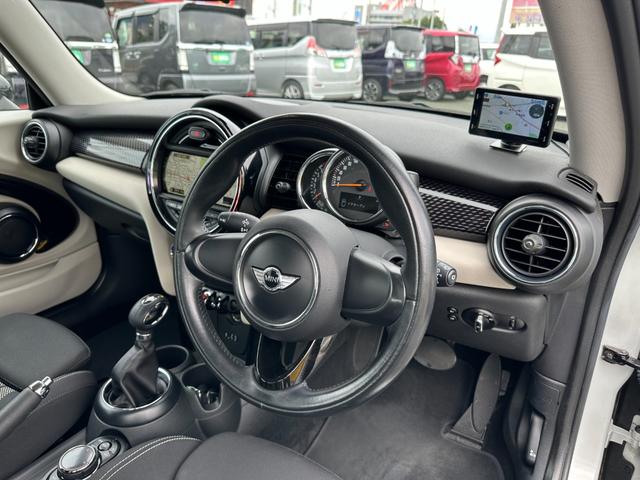 ＭＩＮＩ クーパーＳ　ターボ車　純正ナビ　ブルートゥース　ＵＳＢポート　ＥＴＣ　スマートキー　ユピテルレーダー　アイドリングストップ　ＳＰＡＲＣＯ１６インチＡＷ　ＬＥＤヘッドライト　ＬＥＤフォグ　ディーラー記録簿付　禁煙車（12枚目）