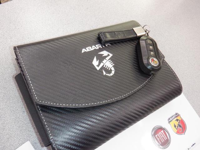 アバルト595 コンペティツィオーネ アルカンターラコンビ革シート/パドルシフト/純正タッチパネルオーディオ/HID/ETC/ブレンボキャリパー/Bluetooth/USB/前後ドラレコ/純正マット/スカッフプレート/クロームミラーカバー(77枚目)