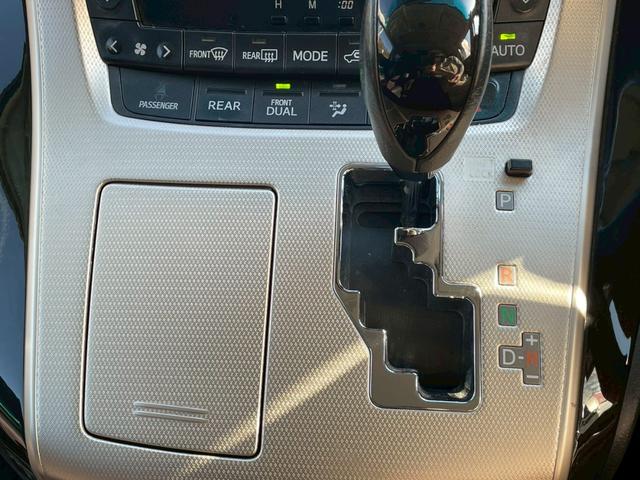 アルファード ２４０Ｓ　タイプゴールド　サンルーフ　アルパイン８型ナビ　フリップダウンモニター　両側パワースライドドア　バックカメラ　ＥＴＣ　ハーフレザーシート（40枚目）