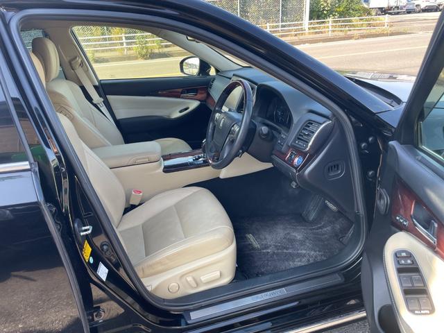 クラウンマジェスタ Ｆバージョン　ベージュ本革シート　サンルーフ　１８インチＡＷレグノ　純正ナビＴＶＢモニター　シートヒーター　エアーシート　ステアリングヒーター　スマートキー　イージークローザー　取説整備記録簿　スペアキーカードキー（12枚目）