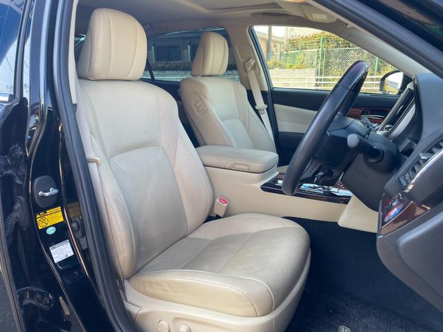 クラウンマジェスタ Ｆバージョン　ベージュ本革シート　サンルーフ　１８インチＡＷレグノ　純正ナビＴＶＢモニター　シートヒーター　エアーシート　ステアリングヒーター　スマートキー　イージークローザー　取説整備記録簿　スペアキーカードキー（13枚目）