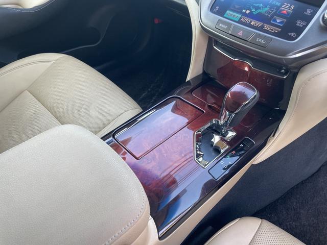 クラウンマジェスタ Ｆバージョン　ベージュ本革シート　サンルーフ　１８インチＡＷレグノ　純正ナビＴＶＢモニター　シートヒーター　エアーシート　ステアリングヒーター　スマートキー　イージークローザー　取説整備記録簿　スペアキーカードキー（25枚目）