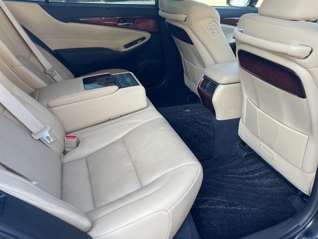 クラウンマジェスタ Ｆバージョン　ベージュ本革シート　サンルーフ　１８インチＡＷレグノ　純正ナビＴＶＢモニター　シートヒーター　エアーシート　ステアリングヒーター　スマートキー　イージークローザー　取説整備記録簿　スペアキーカードキー（30枚目）