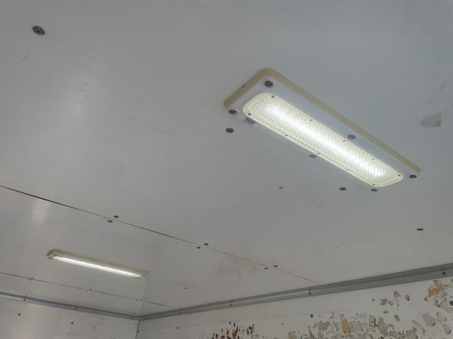 アトラストラック 　ディーゼル車　アルミバン　積載１３００ｋｇ　オートマ車　車輛総重量３７２５ｋｇ　跳ね上げ扉　台車収納　荷台寸法３０７×１６４×１９７電動格納ミラー　キーレス（15枚目）