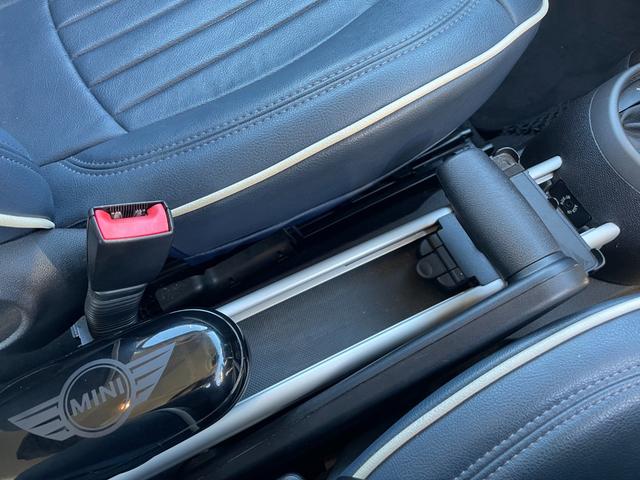 ＭＩＮＩ クーパー　クロスオーバー　禁煙車　キーレス　１６インチＡＷ　ツートンカラー　シートカバー　取説記録簿　本革調シートカバー（18枚目）