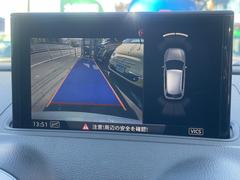 リアビューカメラ『入車経路を算出し、ガイドラインと補助線をディスプレイに表示します。同時にバンパーに内蔵のセンサーが障害物を感知し音で注意を促します。後方の死角も安心していただけます。』 4