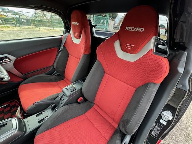 ローブ　Ｓ　カラーフォーメーションｔｙｐｅＡ／オプションＢＢＳ／専用ＲＥＣＡＲＯ／専用ＭＯＭＯ／ナビ／Ｂｌｕｅｔｏｏｔｈ／スマートキー／アイドリングストップ／専用フロアマット／パドルシフト／シートヒーター(33枚目)