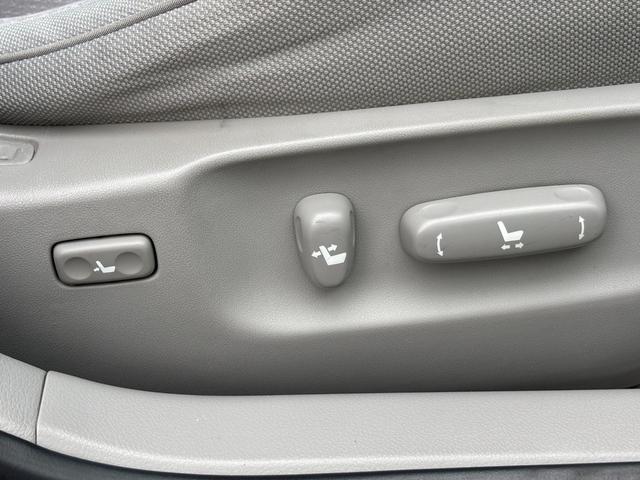 クラウンハイブリッド スタンダードパッケージ　禁煙　メーカー８型ＨＤＤナビ　バックカメラ　ＥＴＣ　衝突軽減装置　追従クルコン　Ｂｌｕｅｔｏｏｔｈオーディオ　フルセグＴＶ　ＤＶＤ　メモリー付電動シート　コーナーセンサー　電動リヤシェード　純正アルミ（10枚目）