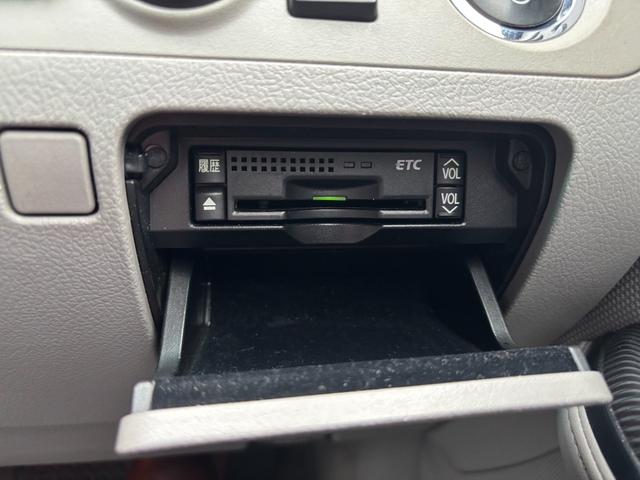 クラウンハイブリッド スタンダードパッケージ　禁煙　メーカー８型ＨＤＤナビ　バックカメラ　ＥＴＣ　衝突軽減装置　追従クルコン　Ｂｌｕｅｔｏｏｔｈオーディオ　フルセグＴＶ　ＤＶＤ　メモリー付電動シート　コーナーセンサー　電動リヤシェード　純正アルミ（35枚目）