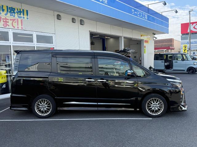 ヴォクシー ハイブリッドＺＳ　煌ＩＩＩ　禁煙車　モデリスタフルエアロ　９型ＳＤナビ　後席モニター　両側電動スライド　バックカメラ　衝突軽減装置　車線逸脱警報　ＥＴＣ　Ｂｌｕｅｔｏｏｔｈオーディオ　フルセグＴＶ　ＤＶＤ再生　シートヒーター（21枚目）